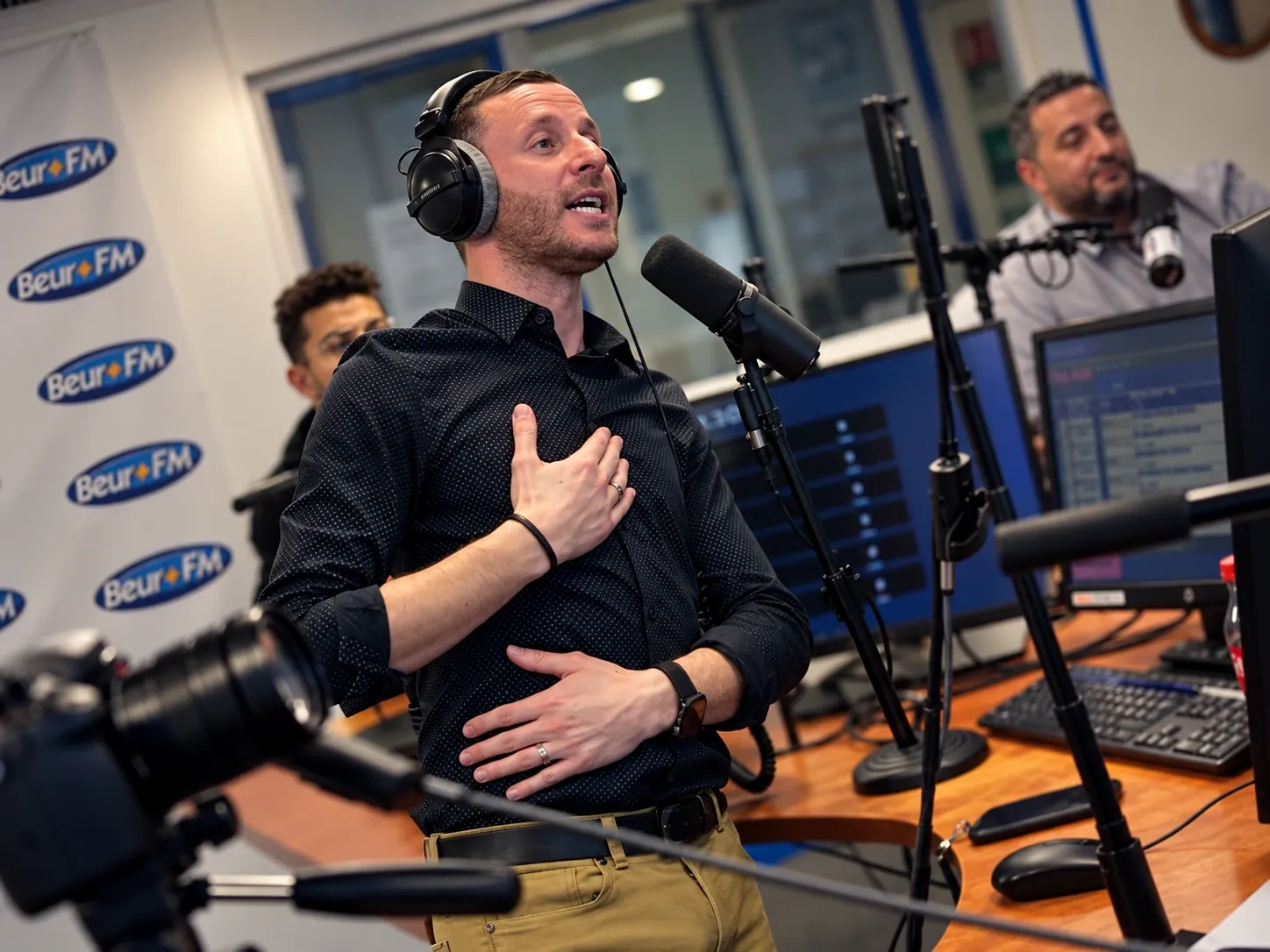 Bilal Nedman en studio radio
