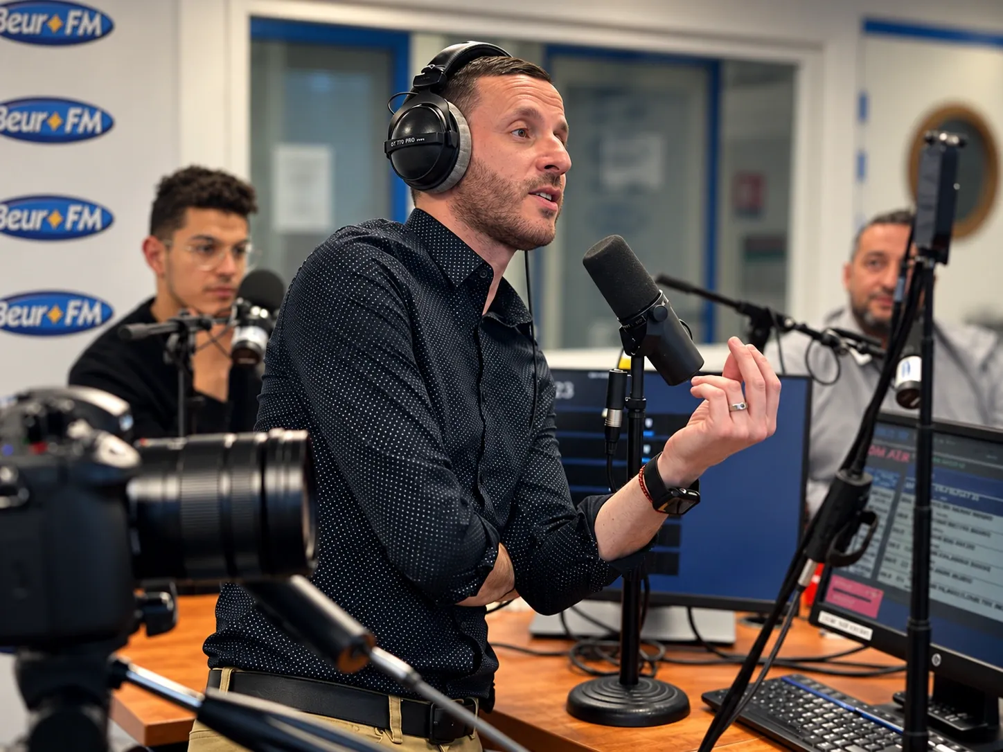 Bilal Nedman en studio radio