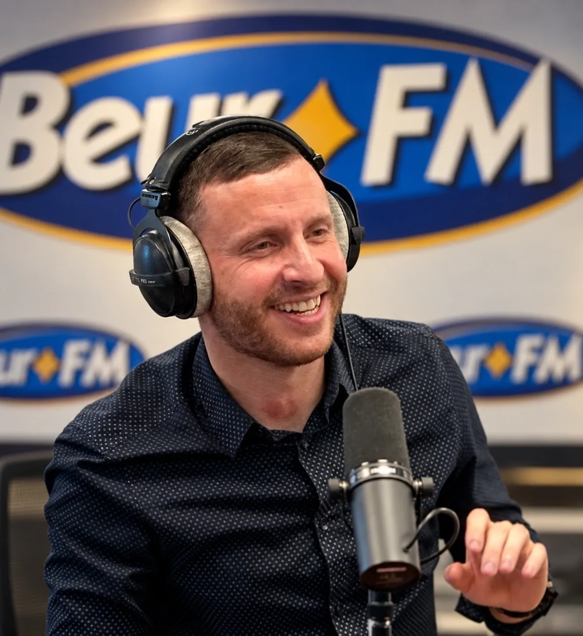 Bilal Nedman sourit dans le studio de Beur FM