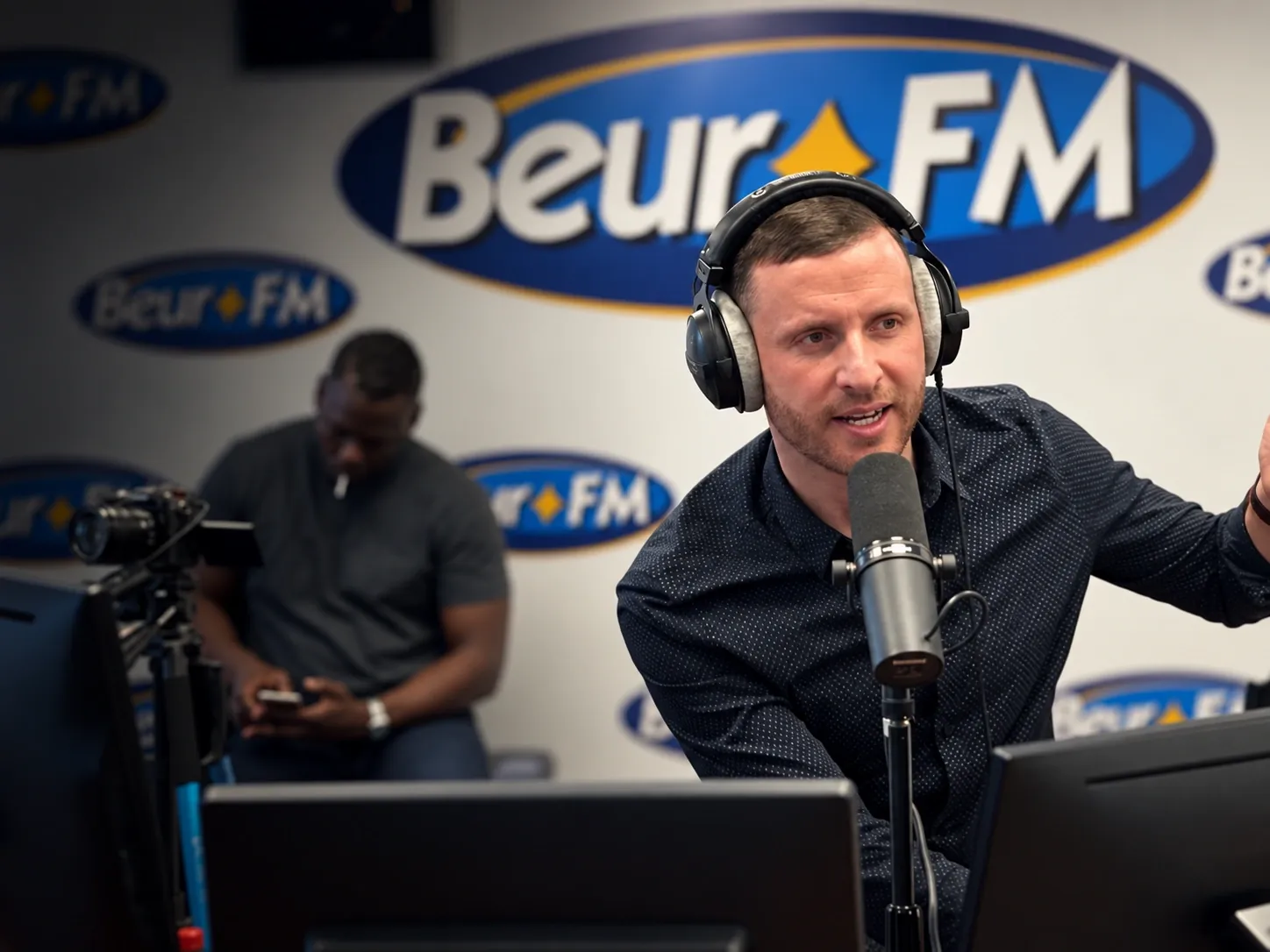 Bilal Nedman au micro dans les studios de Beur FM